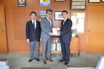 写真：森田剛代表取締役から後田教育長へ寄贈をしているところ