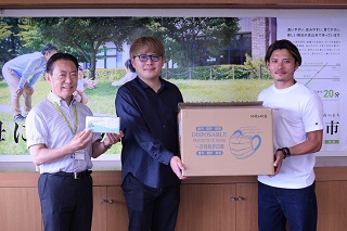写真：左から井崎市長、柳川さん、猿山さん