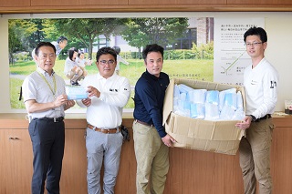 写真：左から井崎市長、長友代表取締役、トラストワークスのみなさん