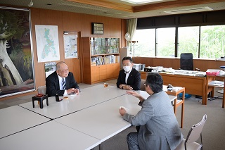 写真：水代さんと懇談の様子