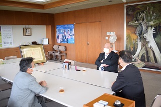 写真：水代さんと懇談の様子