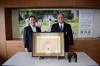 写真：左から井崎市長、水代さん