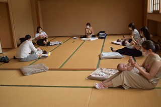 写真：間隔をとるみなさん