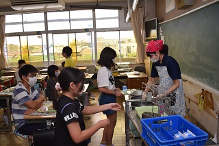 写真：配膳の様子