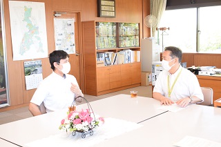 写真：（左から）鈴木氏、市長