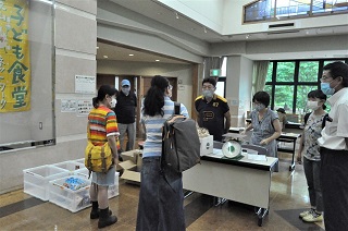 写真：食料などを持ち寄る方々