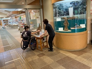 写真：館内を回っている様子