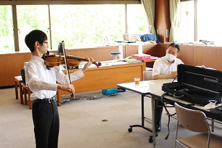 写真：演奏する大岩さん