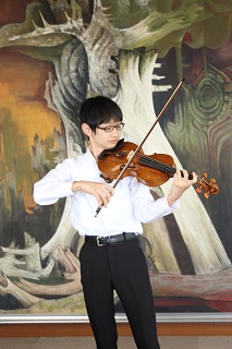 写真：演奏する大岩さん