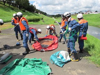 写真：水難救助訓練の様子