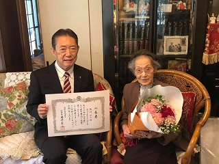 写真:井崎市長と大川さんの記念撮影