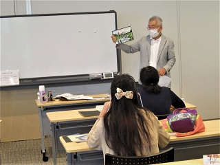 写真：ポイントを解説する飯田さん