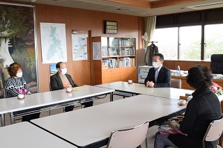 写真：談笑する市長と南陶会の皆さん