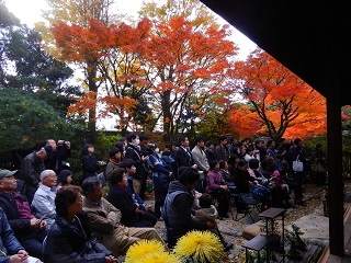 写真：紅葉に染まる庭園