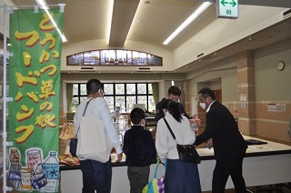 写真：食品を受け付けている様子