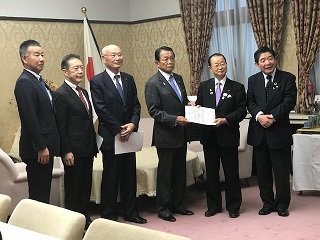 写真：麻生大臣に要望を行う井崎市長ら