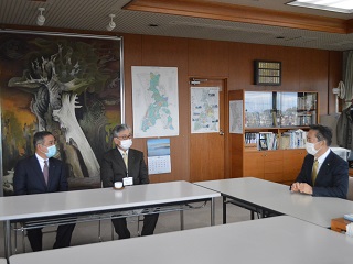 写真：市長室に訪問する秋元会長ら