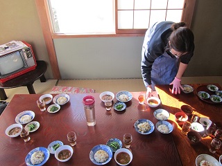 写真：食事の配膳の様子