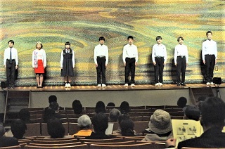 写真：舞台に並ぶ出演者の皆さん