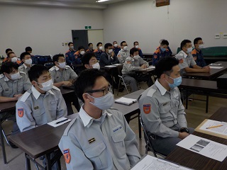 写真：食い入るように話を聞く職員の皆さん