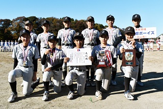 写真：優勝した東深井ホークスの選手たち