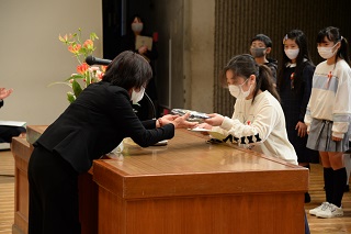 写真：賞状と記念品の授与