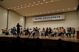 写真：向小金小学校吹奏楽部の皆さんによる演奏