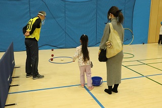 写真：軽スポーツを体験する親子