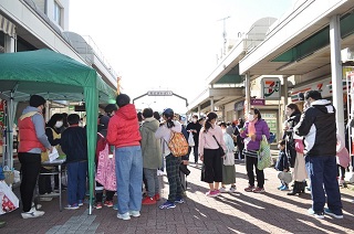 写真：クリスマスイベントで賑わう江戸川台東口商店街