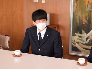 写真：市長室を訪れた工藤君