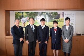 写真：市長・教育長と並んで撮影する工藤君と山崎さん
