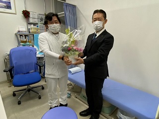 写真：医療機関を訪問する井崎市長
