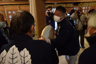 写真：餅取りの様子