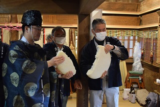 写真：二つに割れた餅