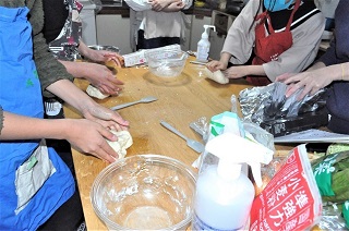 写真：肉まんを作る様子