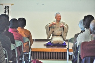 写真：流山福祉会館で披露された寄席の様子