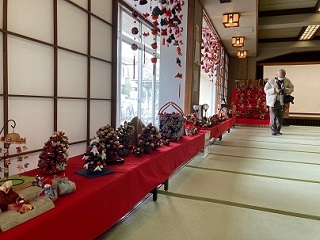 写真：流山福祉会館に飾られた雛飾り