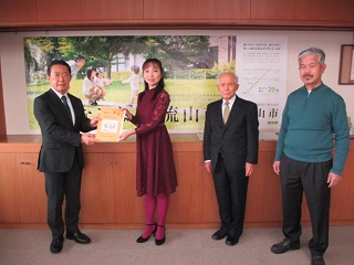 写真：市長と文化協会の皆さんの集合写真