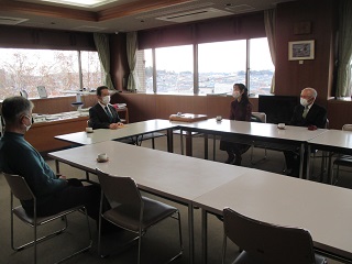 写真：市長室での談話の様子