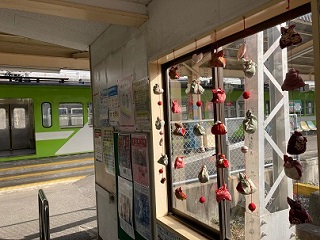 写真：流山駅に飾られた吊るしびな