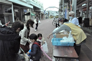 写真：江戸川台でのフードパントリーの様子