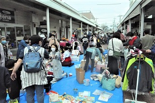 写真：江戸川台駅商店街で行われたフリーマーケット