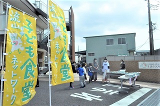 写真：東深井のから風流（ふる）と子ども食堂ののぼり旗