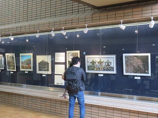 写真：展示を鑑賞する来庁者