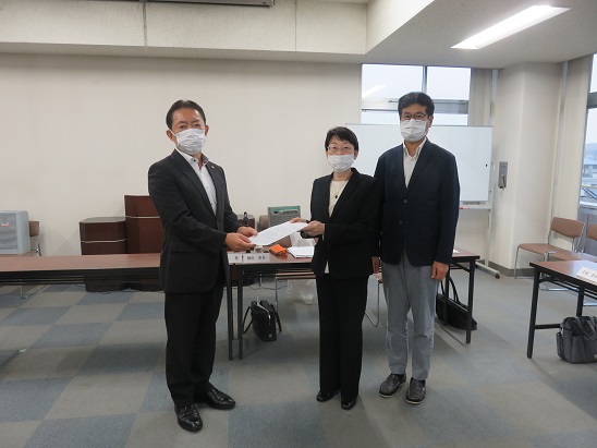 流山市福祉施策審議会（鎌田会長、中副会長）から井崎市長へ答申書が手渡されました。