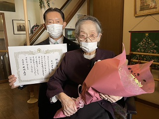 写真:井崎市長と大川さんの記念撮影