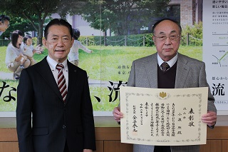 受賞者と市長の記念写真ヨリ