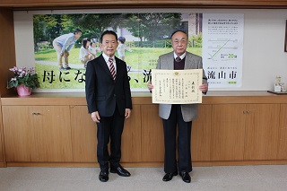 受賞者と市長の記念写真ヒキ