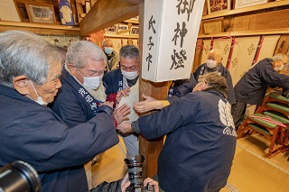 写真：餅を柱にたたきつける様子