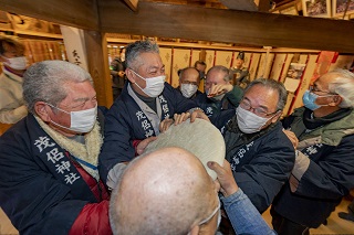 写真：餅取りの様子